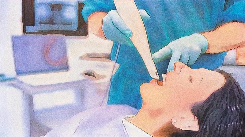 Une femme chez le dentiste pour un scanner intraoral