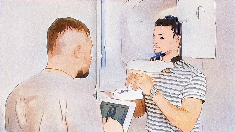 Un homme en train de passer un scanner dentaire