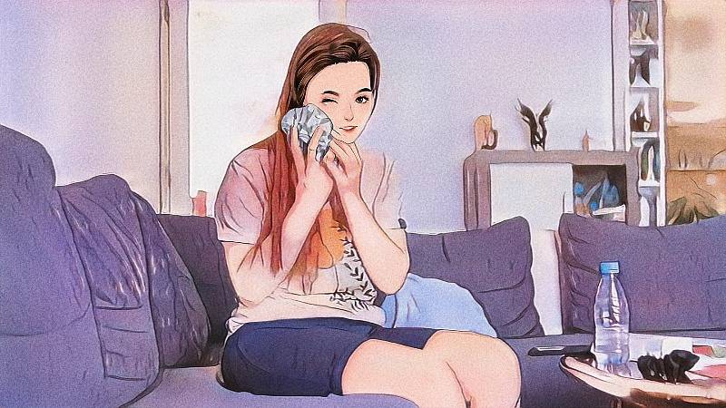 Une femme avec des douleurs dentaires persistantes qui a besoin d'un stomatologue